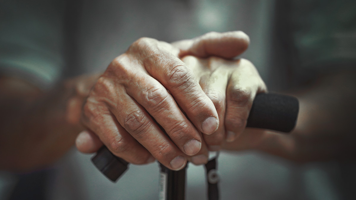 90-latek cierpiący na demencję wszedł na dach. Uratowali go policjanci