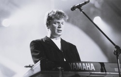 Polityczny kontestator i nowofalowy romantyk. 22 lata temu odszedł Grzegorz Ciechowski [WIDEO]