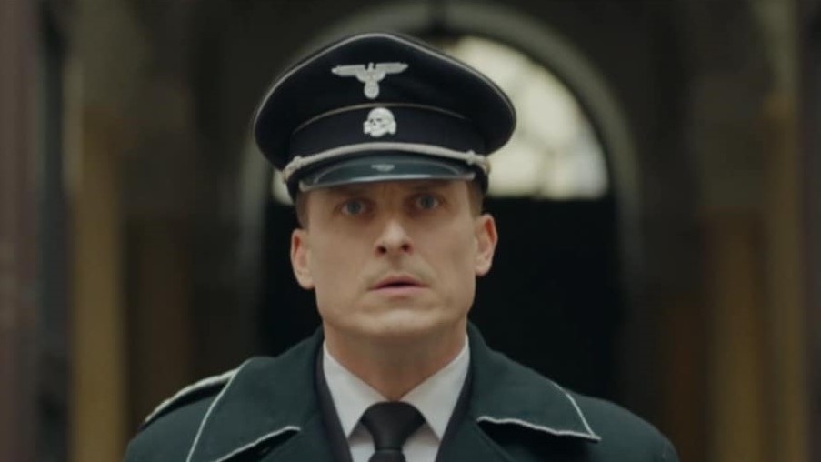 Walter Klaus (Ján Koleník) v seriáli Dunaj, k vašim službám po streľbe Lukáša Kudličku (Adam Bardy).