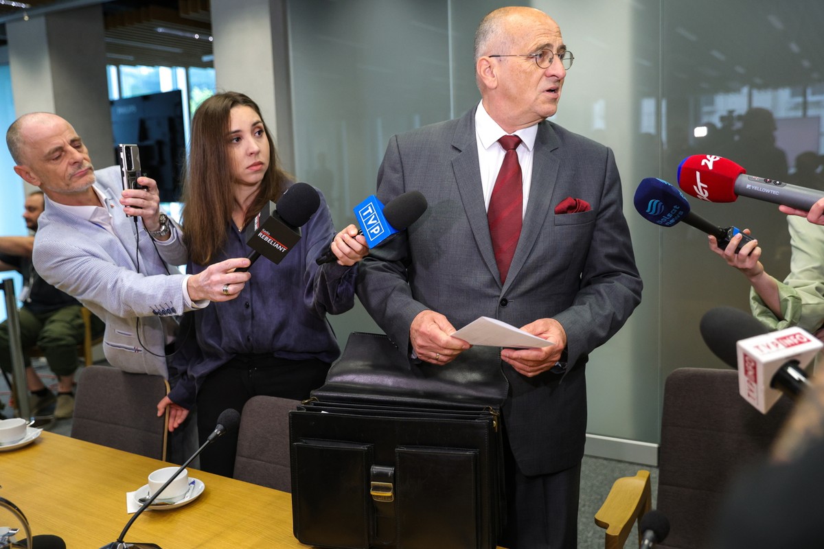 Wezwany w charakterze świadka, minister spraw zagranicznych w latach 2020-2023, poseł PiS Zbigniew Rau przed posiedzeniem sejmowej komisji śledczej ds. afery wizowej, w Sejmie w Warszawie