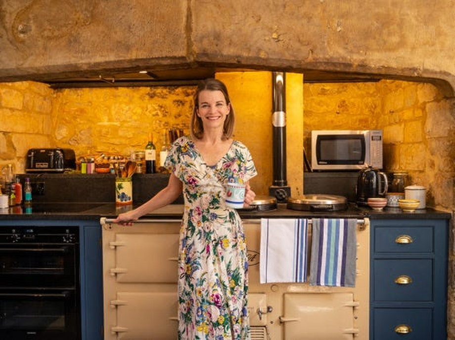 Julie Montagu stojąca w swojej kuchni w posiadłości Mapperton Estate, przed 70-letnim piecem.