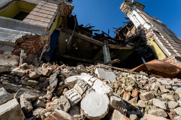 Zniszczony w wyniku rosyjskiego ataku budynek w mieście Kupiańsk w obwodzie charkowskim