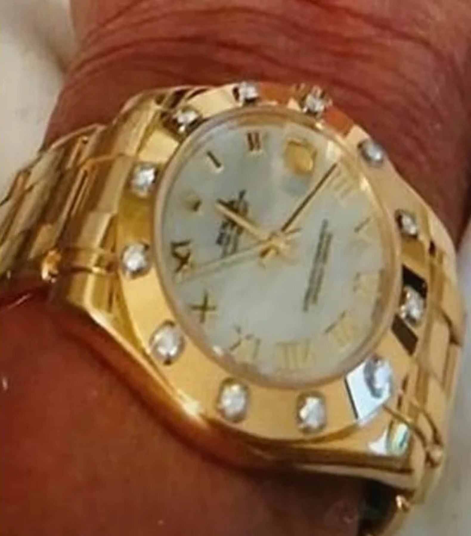 Režisérke mali z bytu zmiznúť diamantové hodinky značky Rolex. 