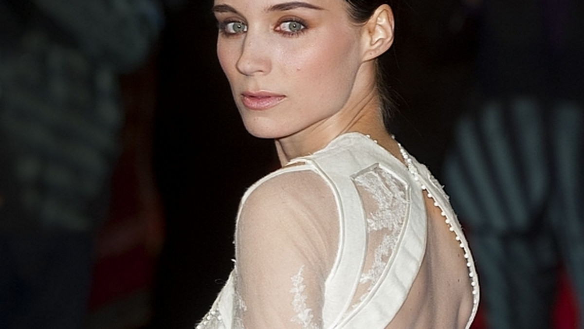 Rooney Mara odsłania plecy