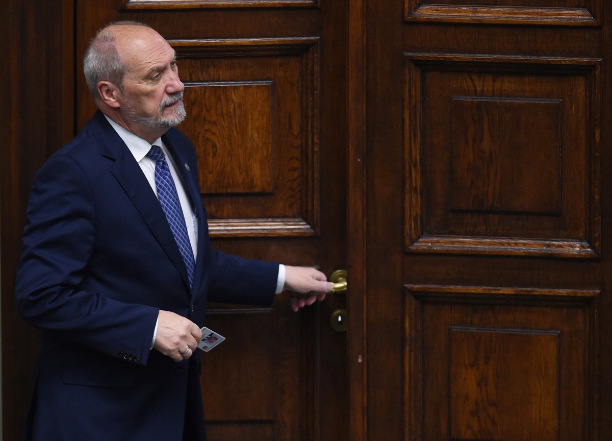 "Mam stuprocentowe zaufanie do Antoniego Macierewicza. Platforma Obywatelska od dłuższego czasu przyzwyczaiła nas do tego, że interes partyjny stawia ponad interes państwa polskiego"
