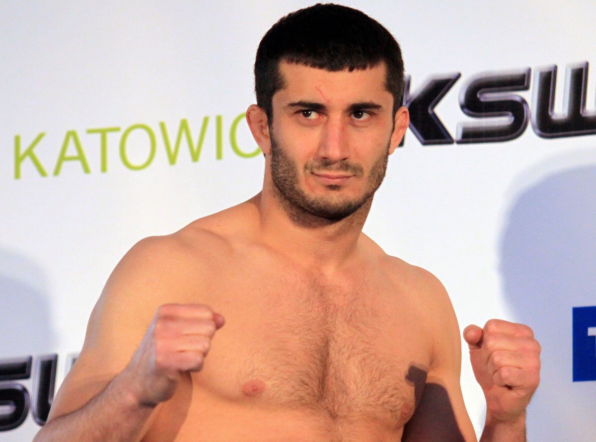 Khalidov "udusił" rywala. Polak wygrał przed czasem. Zobacz wideo
