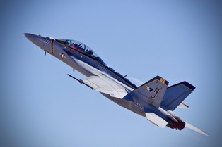 70 milionów dolarów utopionych w morzu. F-18 spadł z lotniskowca po ostrzale Hutich