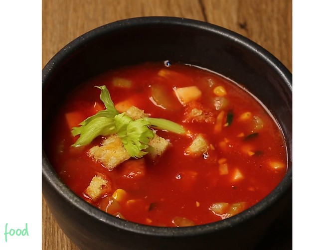 Noizz_food_Paradajz_corba_sa_celerom_safe