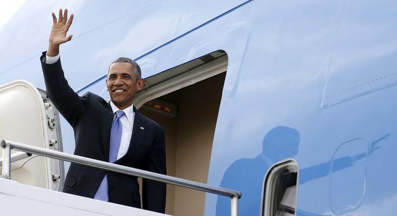 U.S. President Barack Obama waves as he departs for Ethiopia aboard Air Force One from Jomo Kenyatta International Airport in Nairobi July 26, 2015. REUTERS/Jonathan Ernst