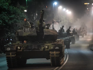 Zachodnie czołgi przekazane Ukrainie górują nad rosyjskim sprzętem pod względem możliwości walki w nocy. Na zdjęciu polskie czołgi Leopard 2A5 podczas nocnej próby do defilady