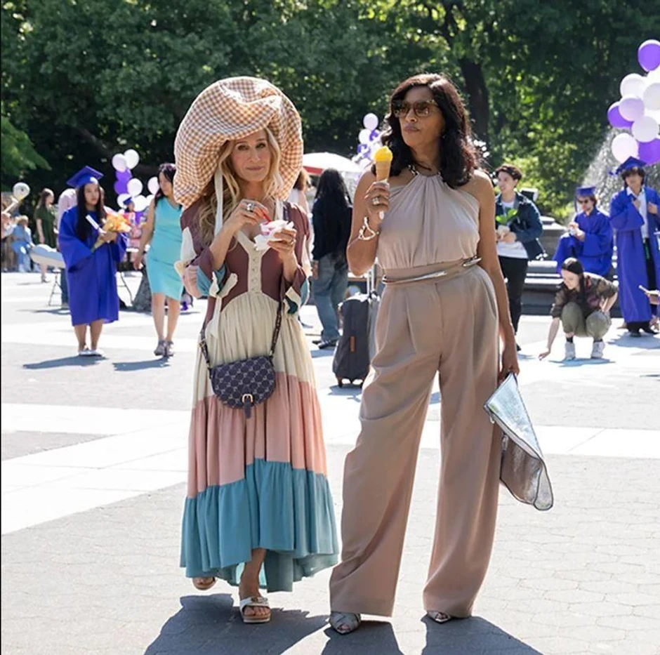 Stajling Sare Džesike Parker u sceni serije: ogroman šešir uparen sa višebojnom haljinom Osija Klarka i papučama Dr Šols | Foto: Craig Blankenhorn/ Max