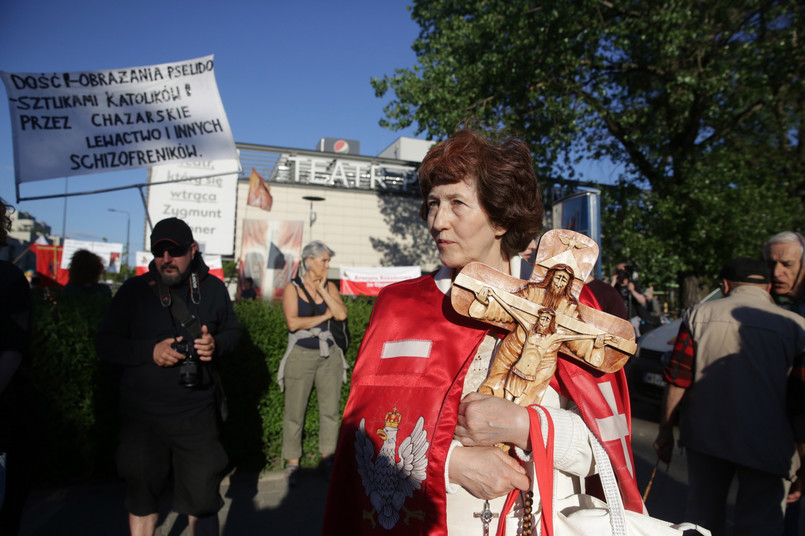 Protest przeciwko spektaklowi "Klątwa" przed siedzibą warszawskiego Teatru Powszechnego