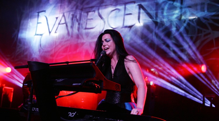 Amy Lee egy 2012-es Evanescnece koncerten