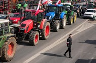 Rolnicy blokują drogę w miejscowości Zakręt niedaleko Warszawy, 20 marca 2024 r.