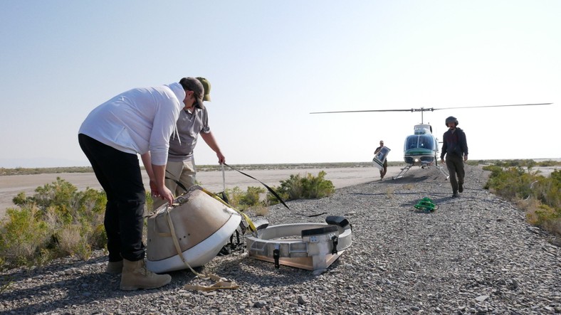 El procedimiento de recuperación de la cápsula es tan importante que la NASA realizó una serie de ejercicios al respecto.  En la foto, el equipo de la agencia entrena el 30 de agosto de este año.  Con una copia de la cápsula en el desierto de Utah.