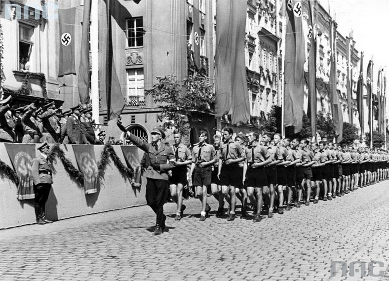 Przemarsz Hitlerjugend z okazji "Dnia NSDAP" na pl. Adolfa Hitlera (obecnie Rynek Główny) w Krakowie