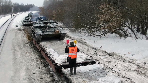 Załadunek rosyjskich czołgów przed transportem