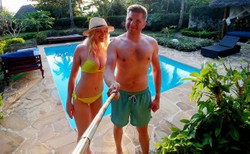 Filip Chajzer z ukochaną na rajskich wakacjach. Za tym wyjazdem kryje się ciekawa historia