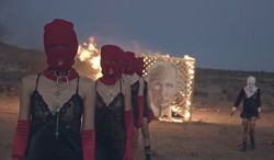 "Prochy Putina". Nowy performance grupy Pussy Riot nie spodoba się na Kremlu [WIDEO 18+]