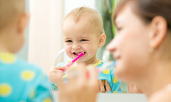 Jak poradzić sobie z nalotem na ząbkach u małego dziecka?