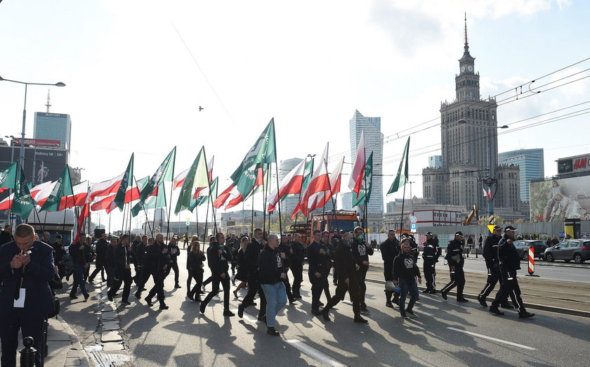 Kilkaset osób na marszu ONR w Warszawie. Interweniowała policja