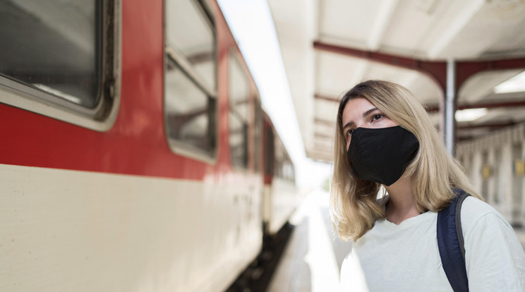 November 1-jétől újra kötelező a maszkhasználat a tömegközlekedési eszközökön. A MÁV elárulta, mekkora büntetést kell fizetnie azoknak, akik veszik fel a maszkot /Illusztráció: Freepik 