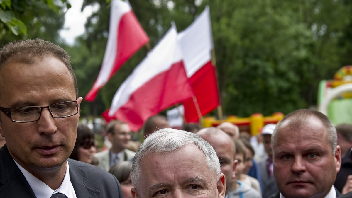 - My jako partia przeżyjemy kolejne cztery lata rządów PO, ale nie jestem pewien, czy Polska przeżyje - zażartował Jarosław Kaczyński w wywiadzie dla Reutera, zaznaczając jednocześnie, że według własnych sondaży jego partii przewaga PO nad PiS wynosi tylko kilka punktów procentowych, a w dwóch przypadkach PiS wyszedł na prowadzenie.