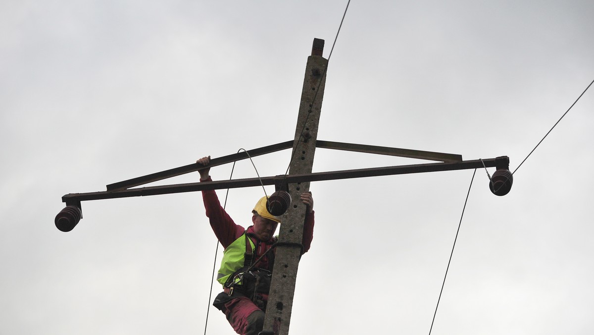 Wieczorem jeszcze ok. 400 odbiorców w woj. świętokrzyskim ma problem z dostępem do energii elektrycznej. Większość awarii, jakie pojawiły się w regionie dobę wcześniej na skutek silnego wiatru, udało się usunąć.