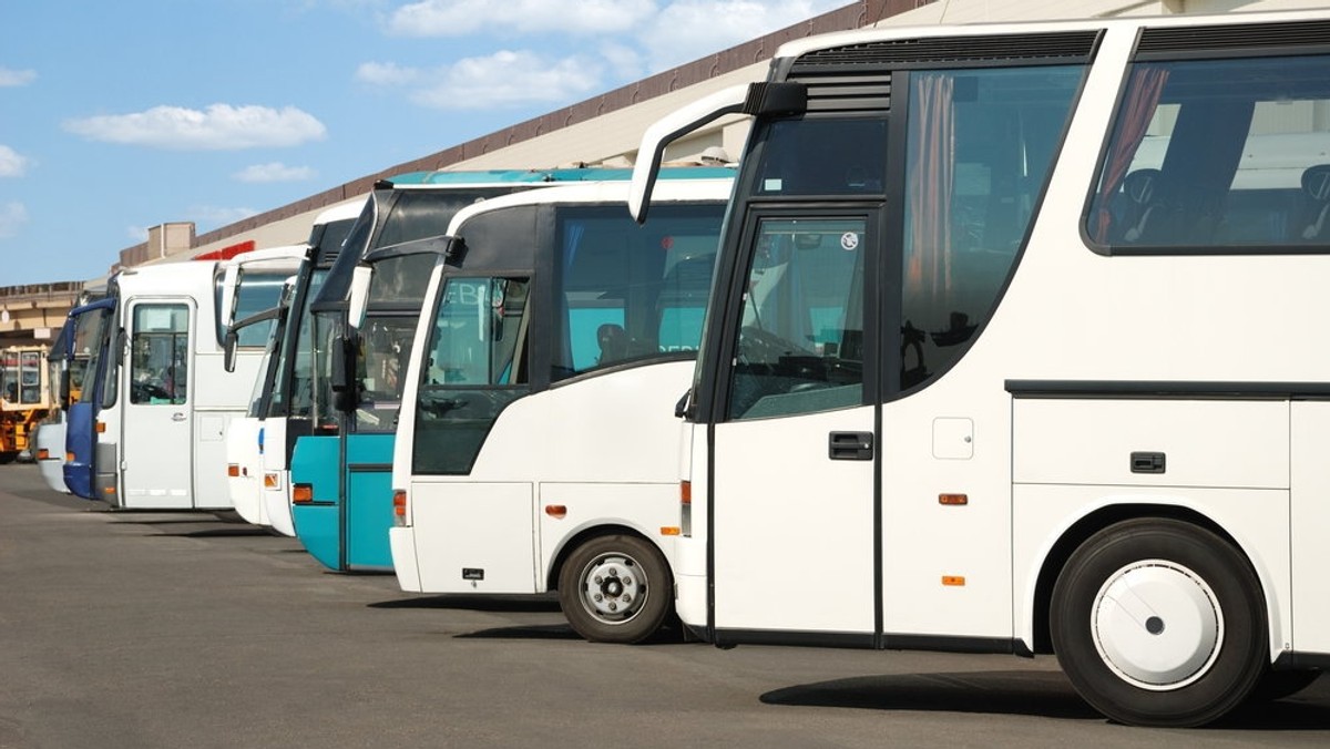 W piątek doszło do tragicznego wypadku autokaru we Francji, w którym zginęło kilkadziesiąt osób. Codziennie tysiące autokarów jeździ po polskich drogach, niejednokrotnie turyści wybierają się również w dalekie, zagraniczne trasy. Czy podróż autokarem jest bezpieczna?