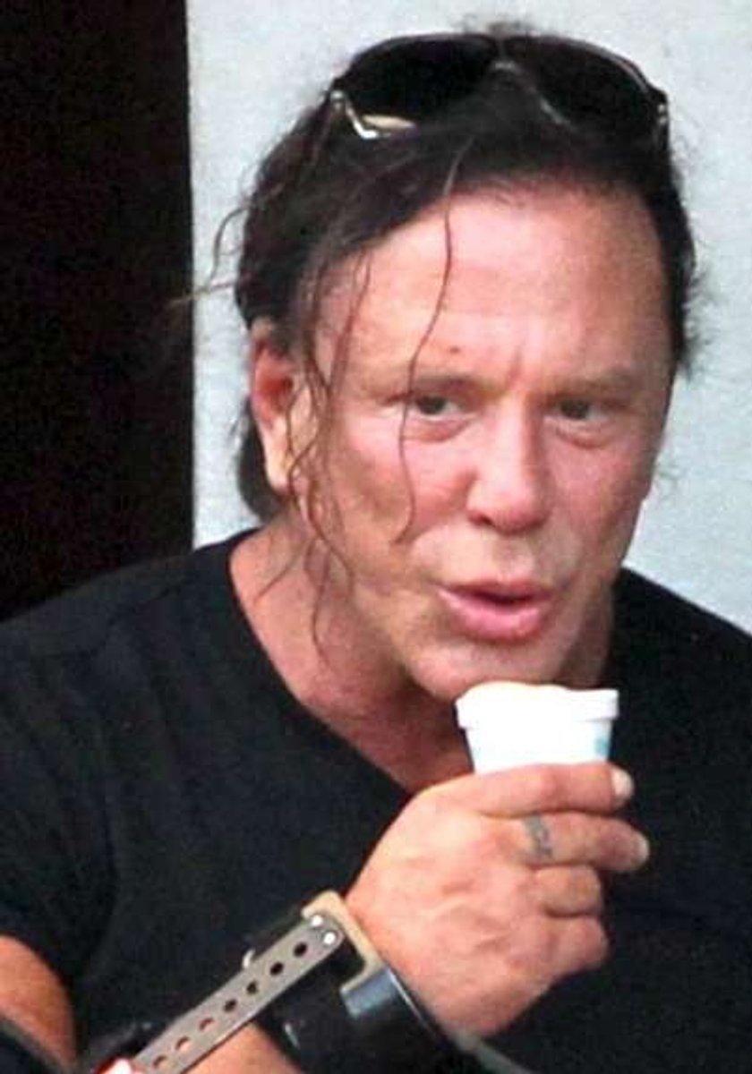 Mickey Rourke jest obrzydliwy. Dostał piany na ustach!