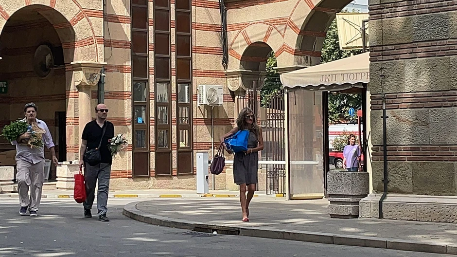 Bebi Dol na sahrani majke