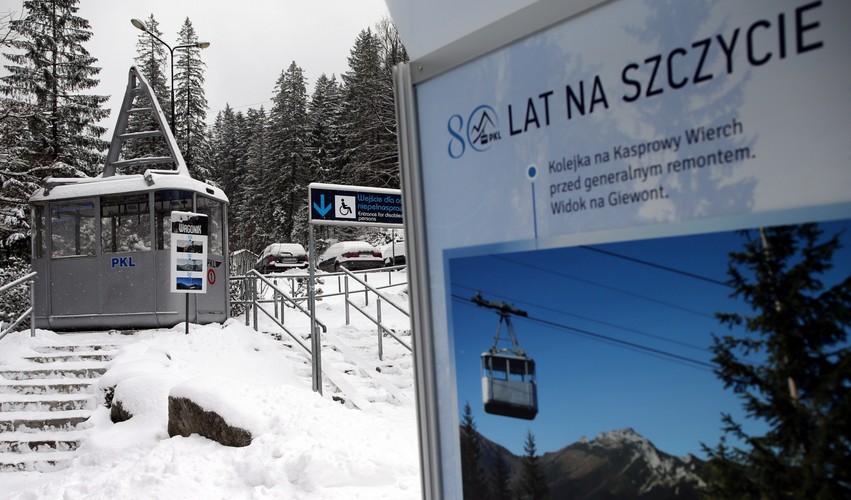 Stary wagon kolei linowej na Kasprowy Wierch stojący na terenie dolnej stacji w Kuźnicach w Zakopanem