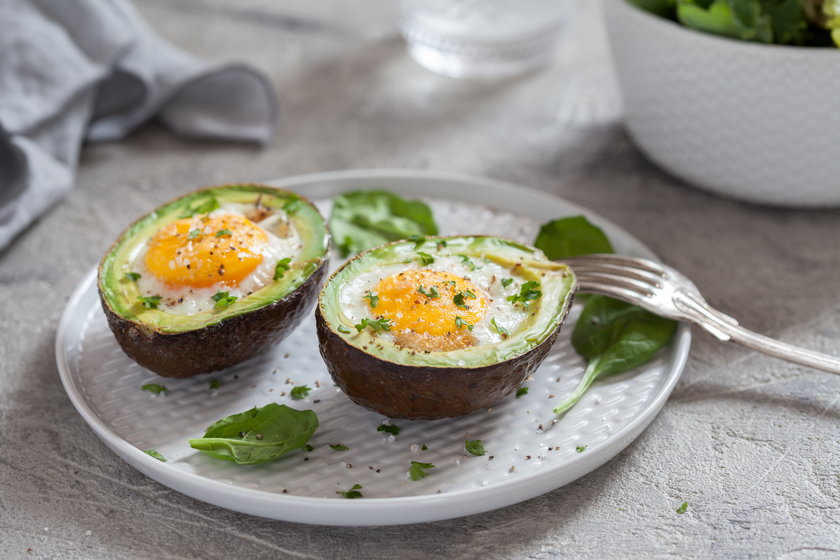Jajka zapiekane w awokado to zdrowe i sycące śniadanie.