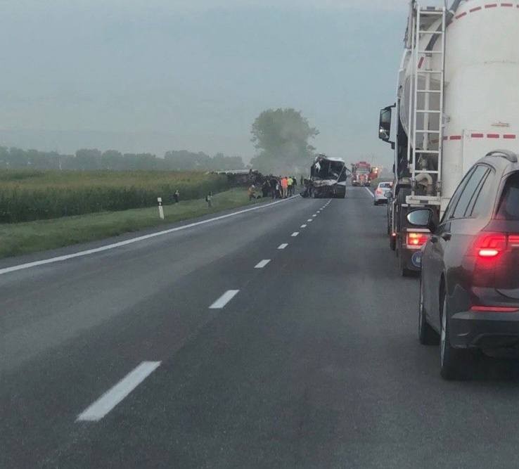 Pri Drienovci sa zrazili nákladné auto a autobus.