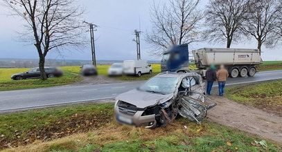 Dramat na drodze. Tir rozbił osobówkę, ale zginął kierowca ciężarówki!