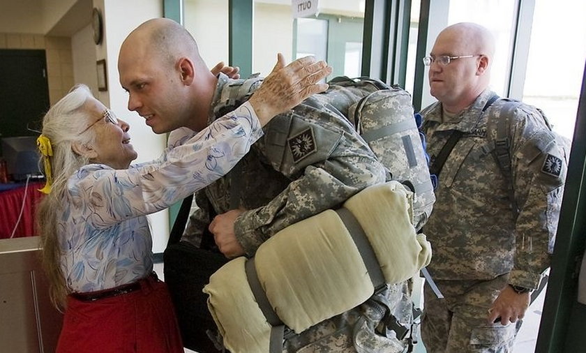 Przez 11 lat przytulała żołnierzy powracających z misji. Teraz jej się odwdzięczają