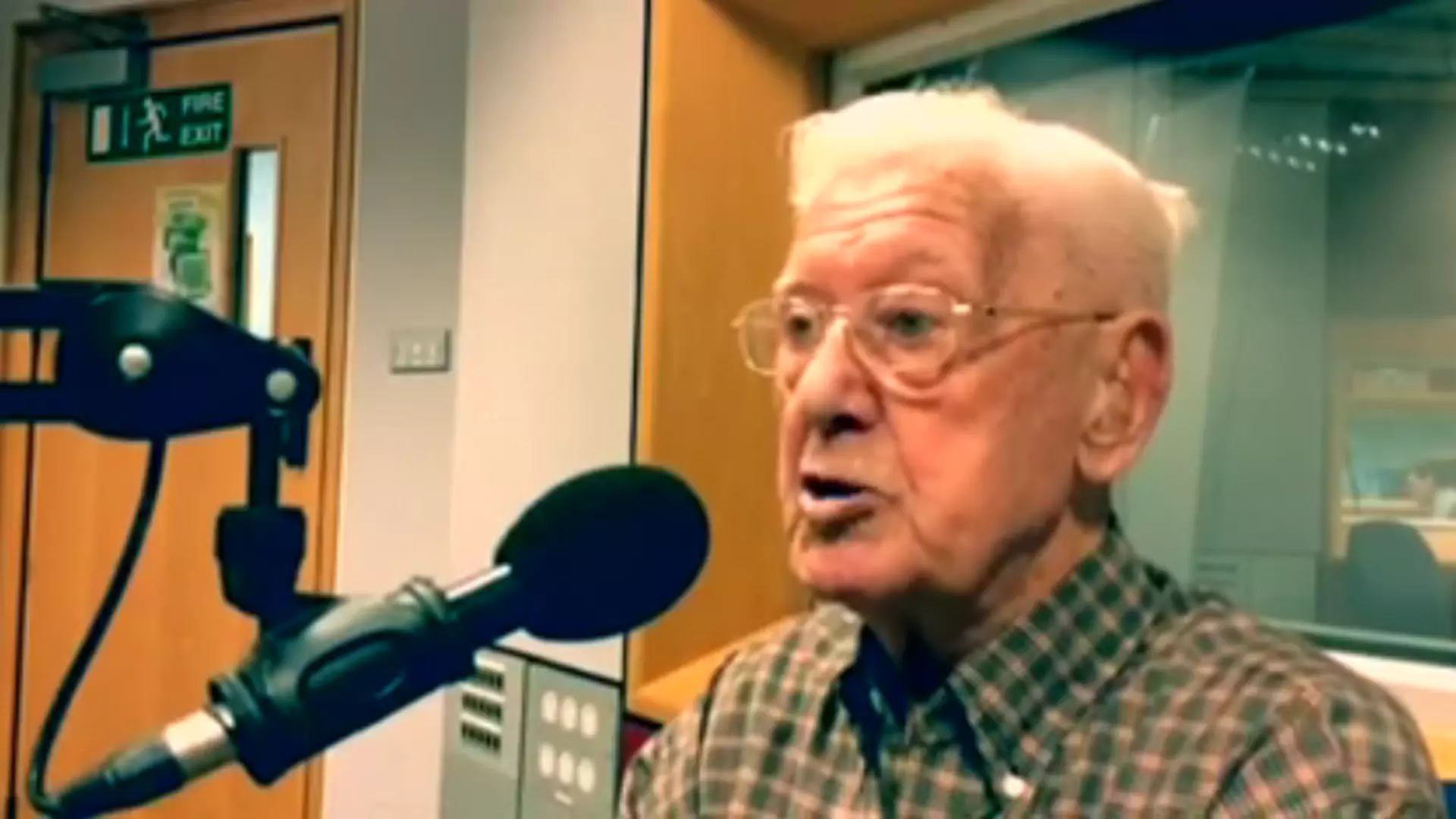 95-latek poczuł się samotny i zadzwonił do radia. Chwilę później stał się jego gwiazdą