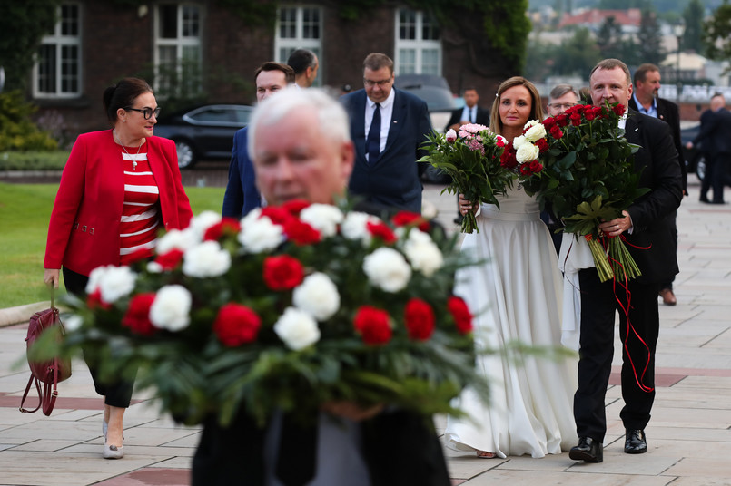 Miesiecznica pogrzebu pary prezydenckiej. Prezes TVP po slubie odwiedza krypte na Wawelu - w towarzystwie Jaroslawa Kaczynskiego i partyjnych oficjeli