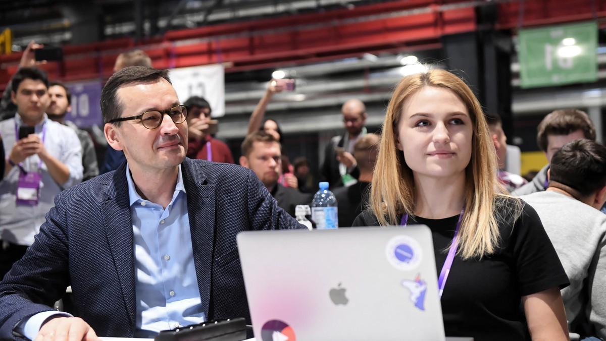 Minister przedsiębiorczości i technologii Jadwiga Emilewicz była gościem finału festiwalu programowania HackYeah w Centrum Targowo–Kongresowym Global Expo w Warszawie. - Gratuluję. Udało nam się pobić rekord świata - powiedziała Emilewicz.