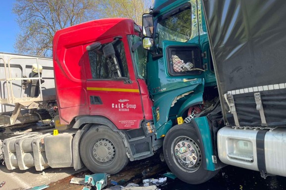 (FOTO) JEZIV DIREKTAN SUDAR 2 ŠLEPERA Kabine zakucane jedna u drugu, saobraćaj totalno obustavljen kod Aranđelovca