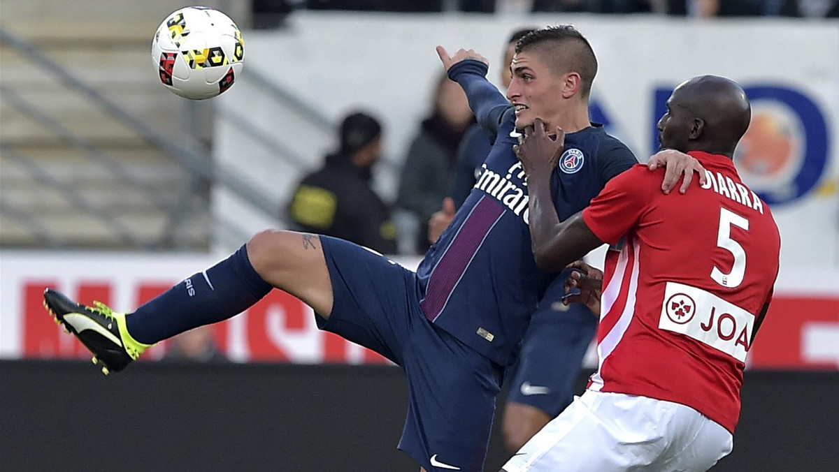 Agent Marco Verrattiego zaprzeczył, jakoby jego podopieczny przymierzał się do odejścia z Paris Saint-Germain. Za spięcie z Unaiem Emerym 23-letniemu pomocnikowi dostało się od kibiców PSG.