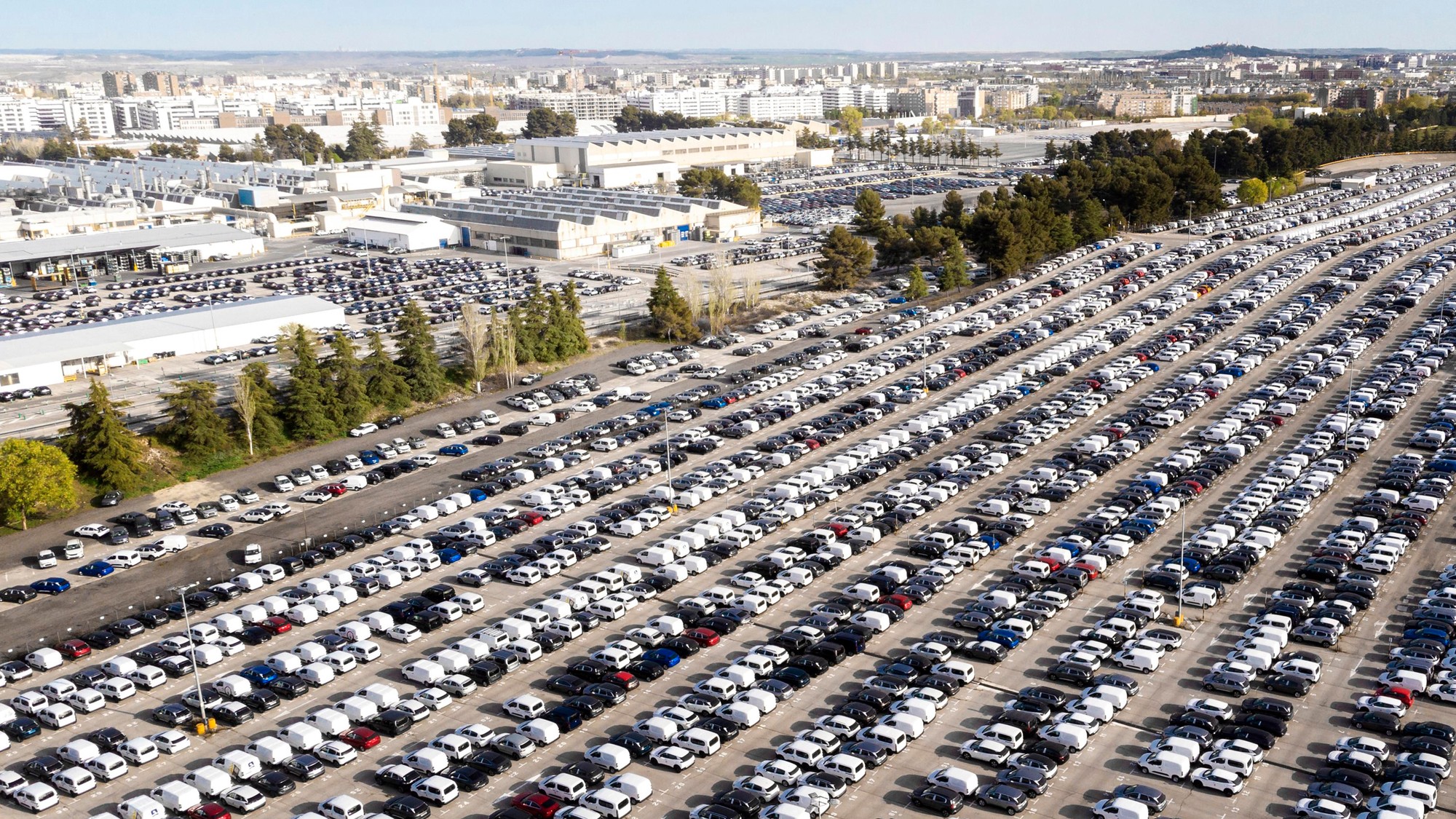 Predaj elektromobilov v EÚ trhá rekordy, pomáha im aj nová hrozba pre klasické palivá.