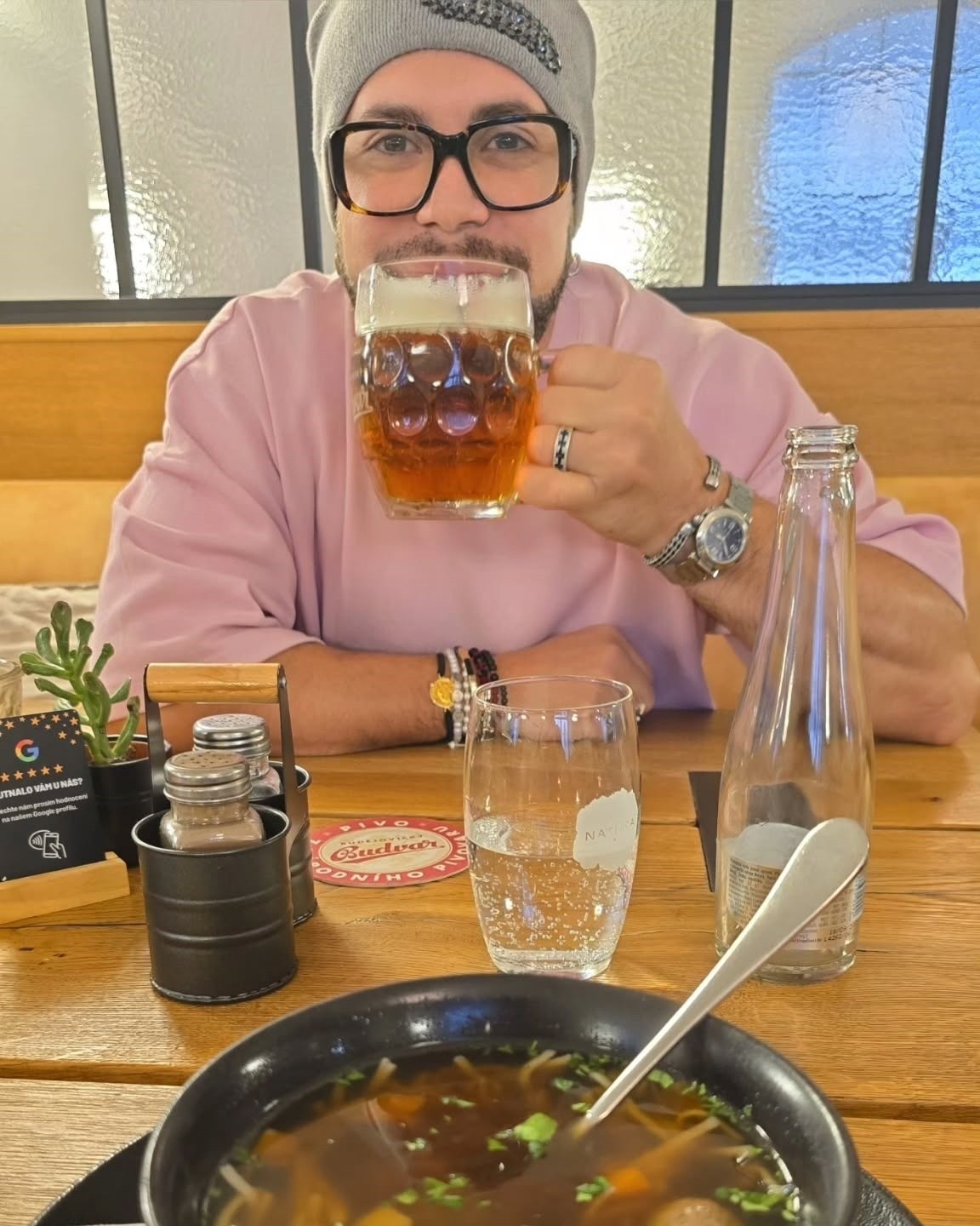 Známy návrhár kubánskeho pôvodu Osmany Laffita.