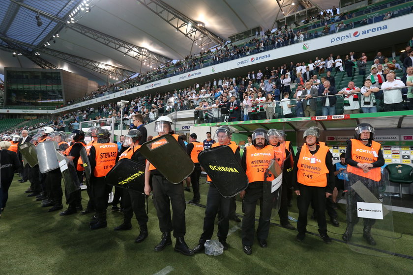 Rewolucja na polskich stadionach. Będą miejsca stojące i ogromne kary za race