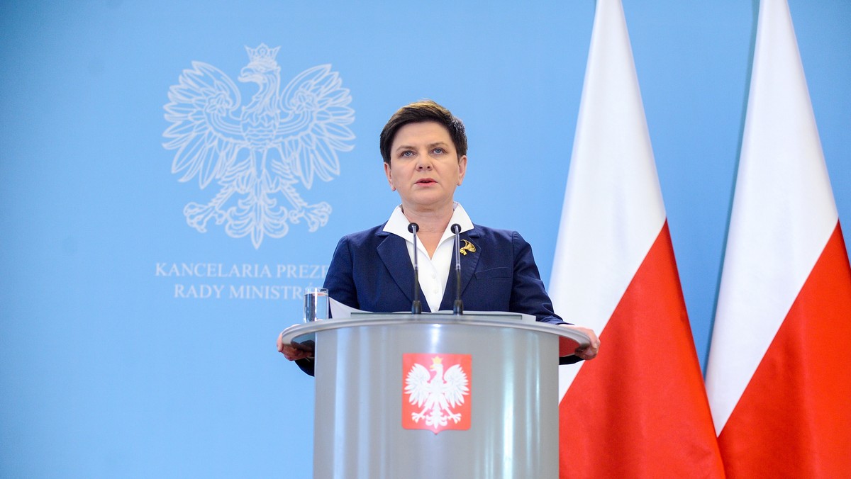 Wszystko, co zostało przyjęte na ostatnim posiedzeniu Sejmu, zostało przyjęte zgodnie z konstytucją i zgodnie z prawem - powiedziała premier Beata Szydło. Pytała też posłów protestujących w sali obrad Sejmu, "w czyim imieniu próbują wszczynać awanturę".