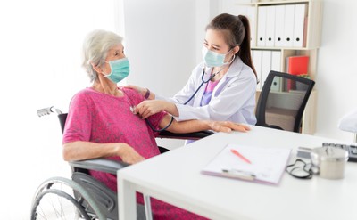 Lekarze alarmują: Pacjenci nie przyznają się, że są chorzy. To skrajny brak odpowiedzialności