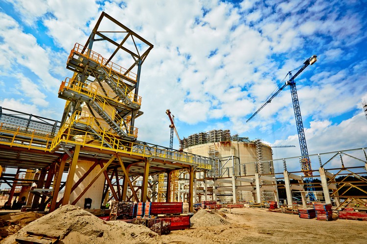 – Szansa na dotrzymanie również tego terminu jest niewielka – uważa jednak Andrzej Szczęśniak, analityk rynku paliw. Jego zdaniem kłopotem może się okazać konieczność dokonania poprawek części prac, które wykonano we wczesnej fazie projektu.<br>
Czas na (re)negocjacje<br>
Zdaniem ekspertów zanim do Polski popłynie pierwszy transport LNG, PGNiG powinno podjąć niezbędne negocjacje z koncernem Qatargas. – W grę wchodzi nie tylko przesunięcie terminu rozpoczęcia dostaw skroplonego gazu, ale także, a nawet przede wszystkim, ewentualna zmiana formuły cenowej – mówi Kamil Kliszcz, analityk Domu Maklerskiego mBanku. – Tymczasem spółka nie informowała na razie, by przystąpiła do jakichkolwiek rozmów ze stroną katarską na temat zmian kontraktu na dostawy LNG – dodaje.<br>
<br>
Budowa terminalu LNG - lipiec 2013. Zdj. Polskie LNG