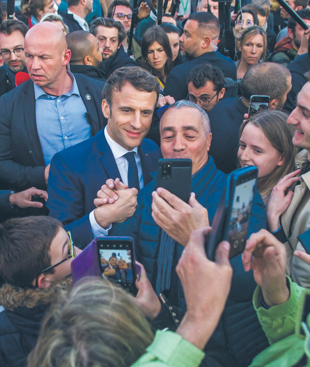 Macron (na zdjęciu) i Le Pen zmierzą się w II turze wyborów prezydenckich 24 kwietnia