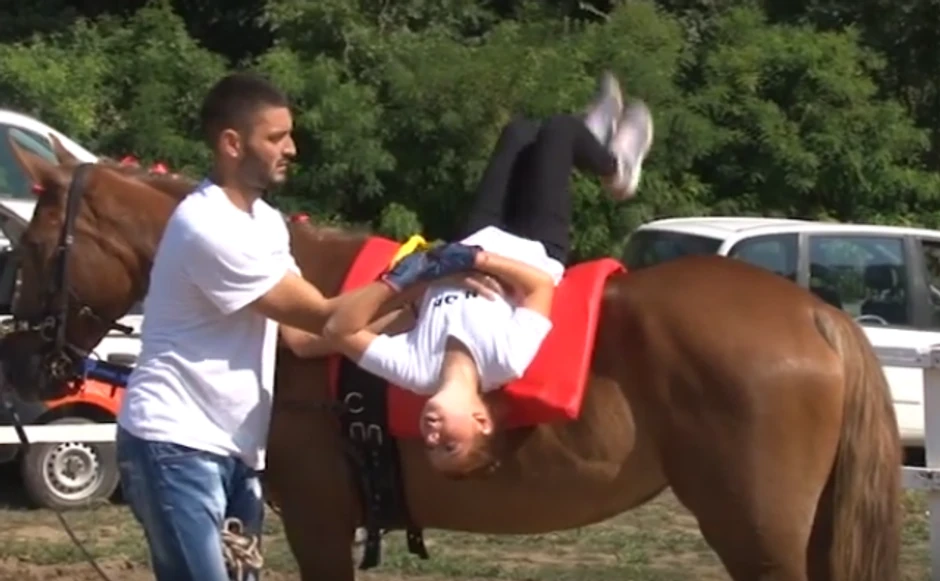 Jedna od vežbi koje se rade na ovom spotu jeste i okret sa strane