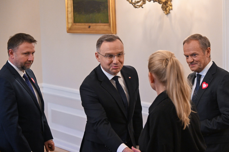 Prezydent Andrzej Duda, przewodniczący Platformy Obywatelskiej Donald Tusk, przewodniczący Platformy Obywatelskiej w Warszawie Marcin Kierwiński i przewodnicząca ugrupowania Inicjatywa Polska Barbara Nowacka przed spotkaniem w Pałacu Prezydenckim w Warszawie, 24 października 2023 r.